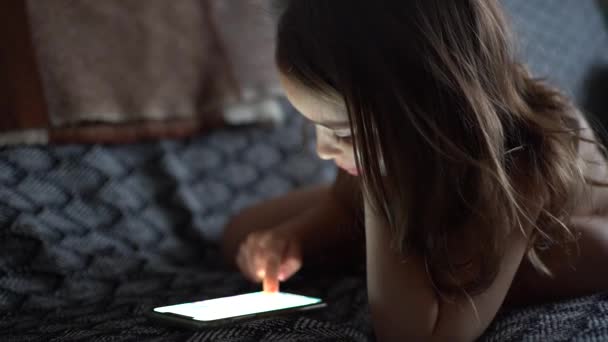 Девушка Использующая Смартфон Мобильные Приложения Играющая Игры Дома — стоковое видео