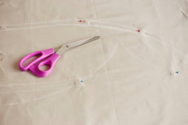 Kumaş pastel rengine aksesuar dikiyorum. Kıyafet yaratma süreci. Terzinin işyeri