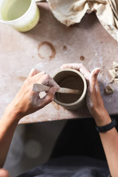 도자기 작업실에서 일하는 도자기 미스트의 진흙으로 도자기를 만드는 뛰어난 도자기 — 스톡 사진