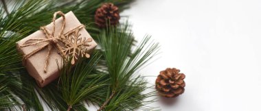 Eko Noel hazırlığı. Noel ve sıfır israf. Kraft kağıdında çevre dostu paketleme hediyeleri. Boşluğu kopyala