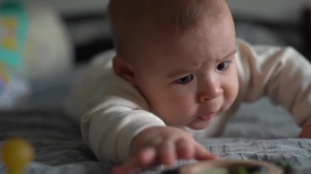 Copilul Joacă Întins Stomac Încercând Târască Copil Nou Născut Jucărie — Videoclip de stoc