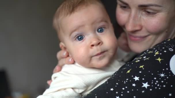 妈妈抱着她的新生儿 新生儿和母亲的家庭肖像 与你共度时光 — 图库视频影像