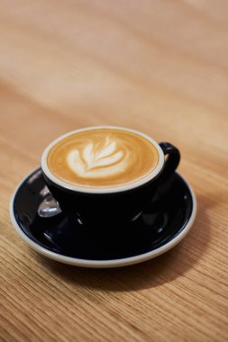                                Kafedeki masada bir fincan kahve. Kapuçino ya da fincanda latte. Yalnızlığın tadını çıkarıyorum.