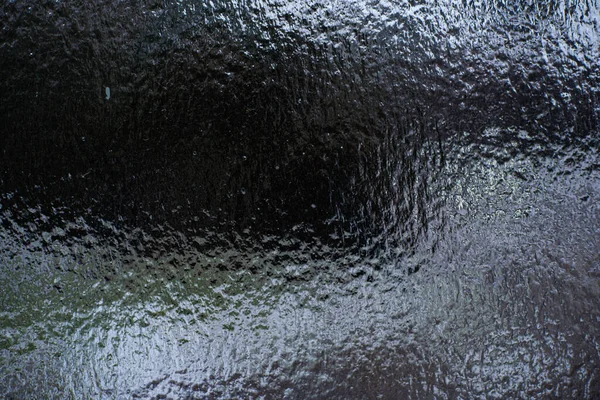 Lviv, Ukrayna 'da kış kar fırtınası. Buz saçakları donmuş yağmurdan oluşuyor. Kış sahnesi. Doğal afet