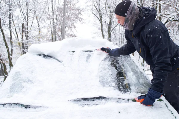 Facet Czyści Samochód Śniegu Czyszczenie Śniegu Przedniej Szyby Skrobanie Lodu — Zdjęcie stockowe