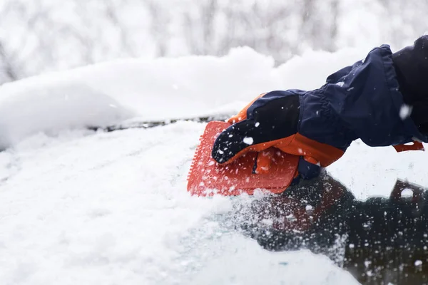 Facet Czyści Samochód Śniegu Czyszczenie Śniegu Przedniej Szyby Skrobanie Lodu — Zdjęcie stockowe