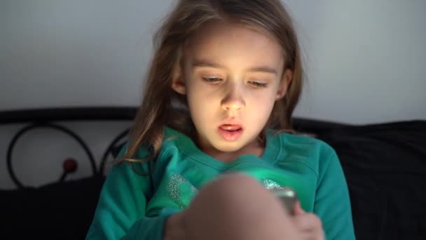 Tyttö Käyttää Älypuhelinta Mobiilisovelluksia Pelejä Kotona — kuvapankkivideo
