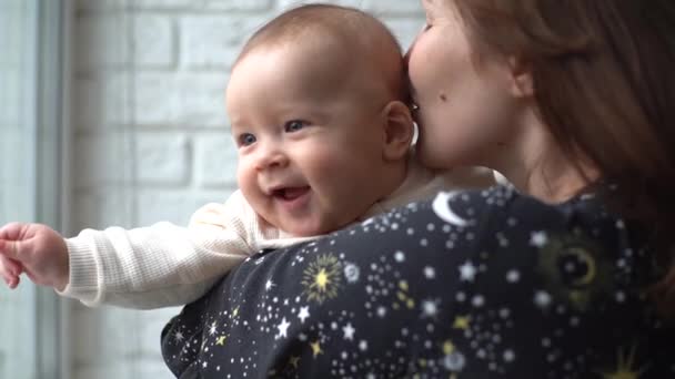 新生児を抱える母親 新生児と母親の家の肖像画 楽しい時間を共に — ストック動画