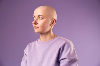 Kanserden muzdarip genç kadın gülüşü gelecekteki iyileşme hakkında olumlu düşünüyor. Milenyum dişisi, kafası kazınmış.