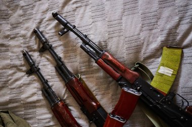 Kalaşnikof saldırı tüfeği yatakta. Ukrayna 'nın evi. Rusya 'nın Ukrayna' ya karşı askeri saldırısı