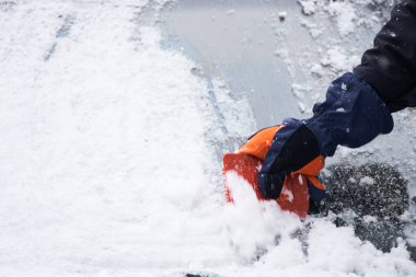 Adam kar yağdıktan sonra arabasını temizler. Ön camdan kar temizleme, buz kazıma, kış araba temizliği.                               