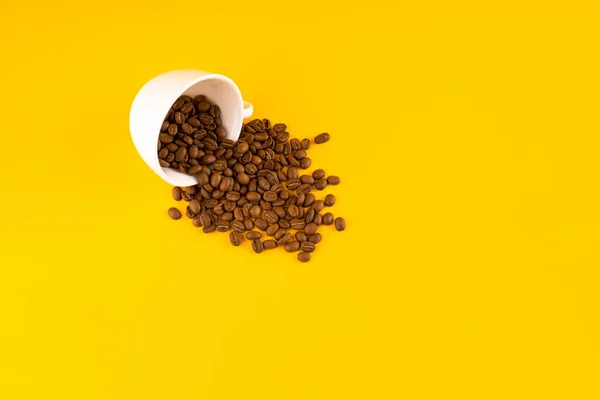 Fehér Kávéscsésze Babbal Sárga Háttér Fénymásolási Hely — Stock Fotó