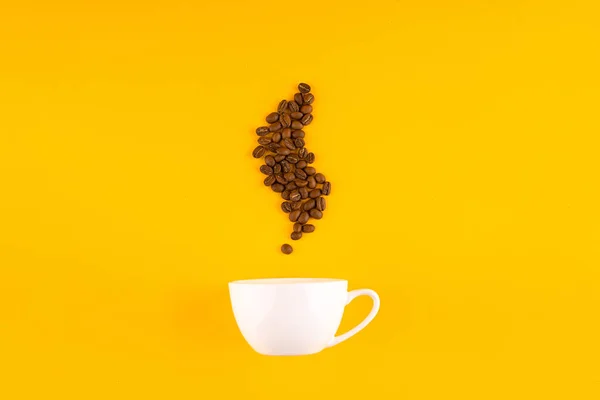 Fehér Kávéscsésze Kávégőz Alakú Babbal Sárga Háttér Fénymásolási Hely — Stock Fotó