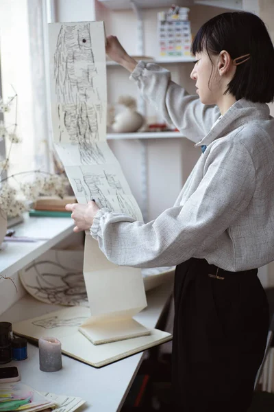 女艺术家用钢笔和黑色墨水看她的作品 图画艺术 创造现代艺术 — 图库照片