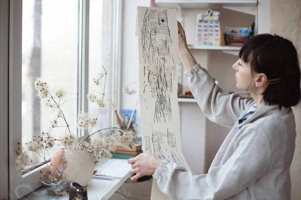 女艺术家用钢笔和黑色墨水看她的作品 图画艺术 创造现代艺术 — 图库照片