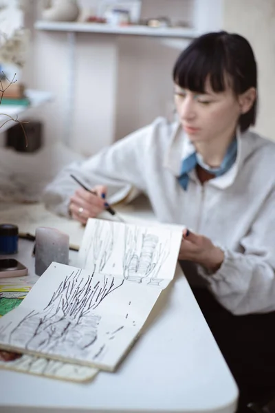 女画家用钢笔和黑色墨水作画 图画艺术 创造现代艺术 — 图库照片
