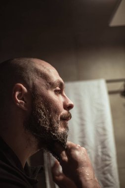 Sakal yıkıyorum. Adam sakalını köpükle yıkıyor. Sakal bakımı.