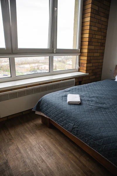 快適なモダンなベッドルームの都市インテリア 北欧風 — ストック写真
