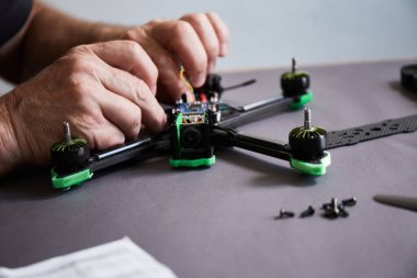 İnsan ellerinin parçaları kullanarak insansız hava aracını bir araya getirmesini araçları kullanarak yüksek hızda yarışan kuadkopteri uçuş için hazırlamasını istiyorum. Eğitim sürecinden önce İHA 'yı onar.