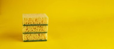 Bulaşık yıkamak için sarı süngerleri olan küçük bir arka plan. Moda sarı arkaplan