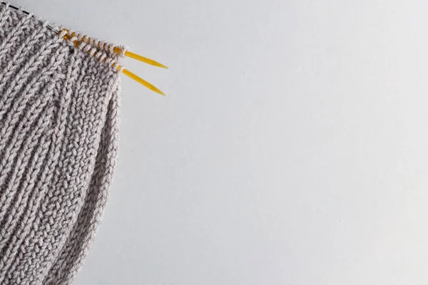 Pull Tricoté Avec Aiguilles Tricoter Fermer Photo Sur Fond Gris — Photo