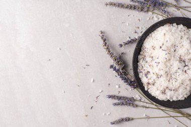 Pişirmek için lavanta tuzu. Lavander tuzu ve kurutulmuş lavanta çiçeği. Lavanta spa seti