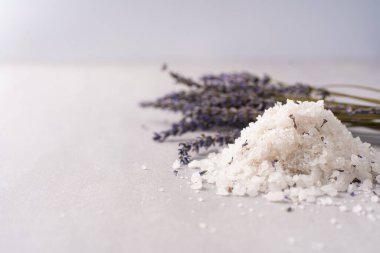 Pişirmek için lavanta tuzu. Lavander tuzu ve kurutulmuş lavanta çiçeği. Lavanta spa seti