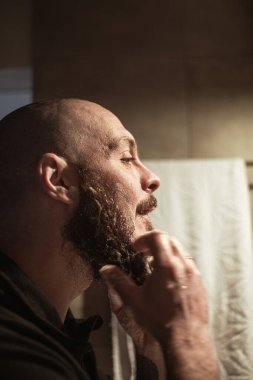 Sakal yıkıyorum. Adam sakalını köpükle yıkıyor. Sakal bakımı.