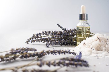 Pişirmek için lavanta tuzu. Lavander tuzu ve kurutulmuş lavanta çiçeği. Lavanta spa seti