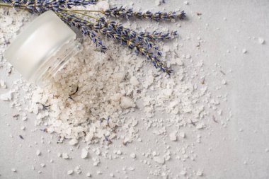Pişirmek için lavanta tuzu. Lavander tuzu ve kurutulmuş lavanta çiçeği. Lavanta spa seti