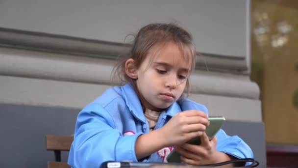 Lány Okostelefont Használ Játszadozik Vagy Információt Keres Gyermek Modul — Stock videók