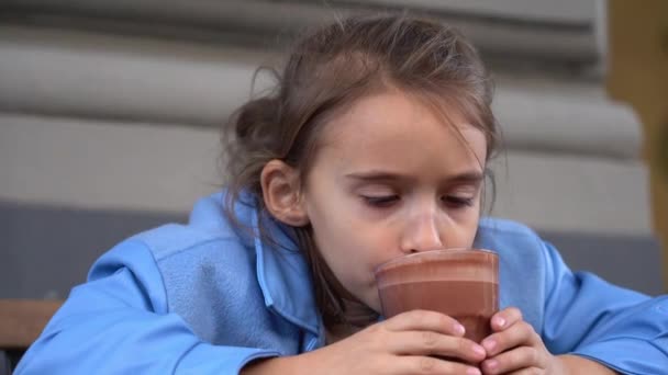 Kız Kafede Tatlı Niyetine Sıcak Çikolatadan Lezzetli Kakao Içiyor — Stok video