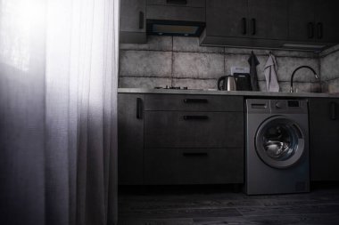 Modern mutfak iç mimarisi. Gri mutfak tasarımı. Daire stüdyosu