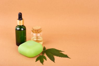 El yapımı CBD sabunu. Esrar esaslı yağ ve yeşil yaprak. Bitkisel kozmetik. Metin için boşluk.