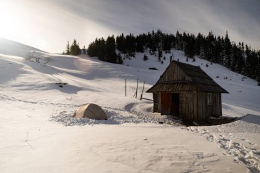 Dağlarda eski bir kulübe. Karpat Dağı, Ukrayna 'daki kış sıradağları. Kış yürüyüşü