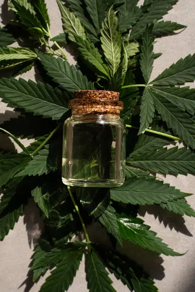 Cbd Hanfprodukte Glasflasche Mit Cbd Hanfblätter Medizinisches Cannabis Mit Extrakt lizenzfreie Stockfotos