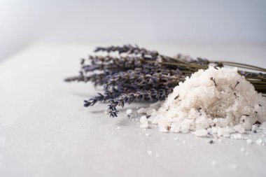 Pişirmek için lavanta tuzu. Lavander tuzu ve kurutulmuş lavanta çiçeği. Lavanta spa seti