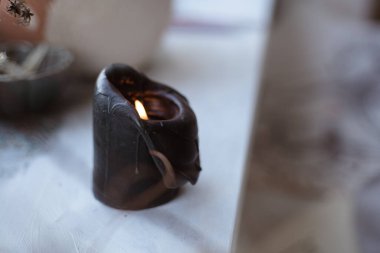 Sanat stüdyosunda Tek Siyah Mum Yanar. İç detaylar. Grafik boyama. Modern sanat yaratılıyor