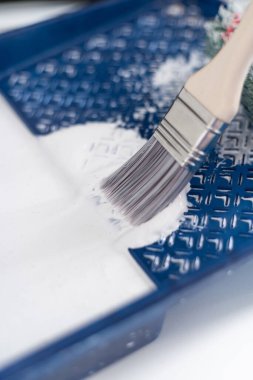 Fırça yenileme dairesi olan el boyası bir duvar. Tamir ve dekorasyon konsepti. Boşluğu kopyala