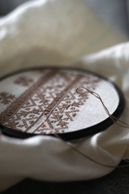 Beyaz Kumaşa Kahverengi Nakış Detayları. Geleneksel Ukrayna nakışı