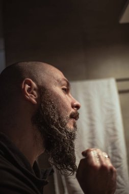 Sakal yıkıyorum. Adam sakalını köpükle yıkıyor. Sakal bakımı.