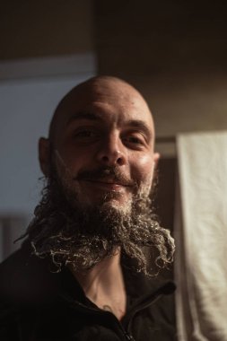 Sakal yıkıyorum. Adam sakalını köpükle yıkıyor. Sakal bakımı.