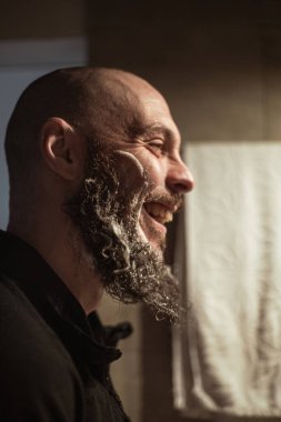 Sakal yıkıyorum. Adam sakalını köpükle yıkıyor. Sakal bakımı.