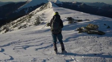 Sunset 'teki Kış Ormanı' nda Karla Kaplanmış Dağ Yolu 'nu Keşfeden Maceracı. Ukrayna 'nın Karpat Dağlarında Kış Yürüyüşü