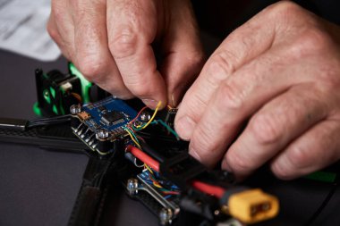 Öğleden Sonra Saatlerinde Bir Atölye İçinde Hevesli Kurulum Kompleks İHA Bileşenleri