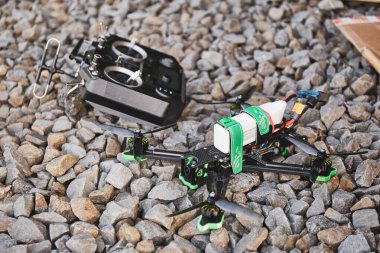 Uzaktan kumandalı çakıl yüzeyindeki uçuş için İHA Hazırlandı