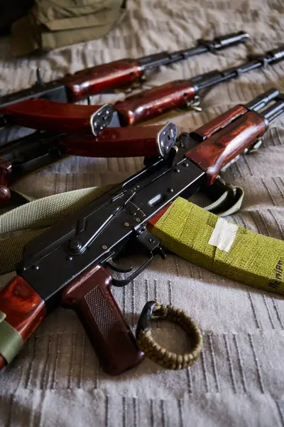 Kalaşnikof saldırı tüfeği yatakta. Ukrayna 'nın evi. Rusya 'nın Ukrayna' ya karşı askeri saldırısı