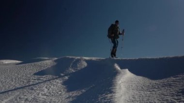 Gün batımında dağlarda karlı arazide yürüyüş yapmak. Kış boyunca Gorgany poligonu. Karpat Dağları, Ukrayna