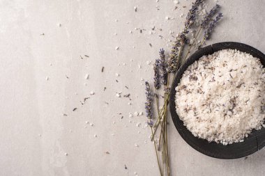 Pişirmek için lavanta tuzu. Lavander tuzu ve kurutulmuş lavanta çiçeği. Lavanta spa seti