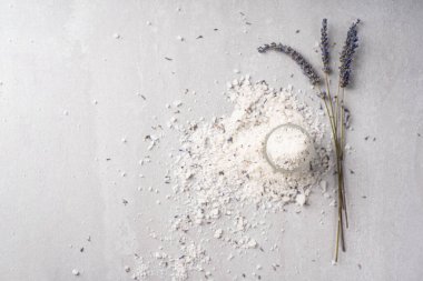 Pişirmek için lavanta tuzu. Lavander tuzu ve kurutulmuş lavanta çiçeği. Lavanta spa seti